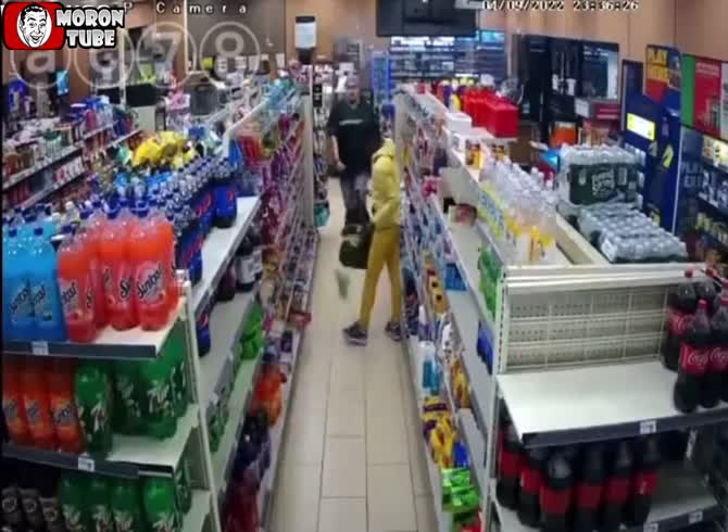Video :A store employee shows how to handle shoplifters